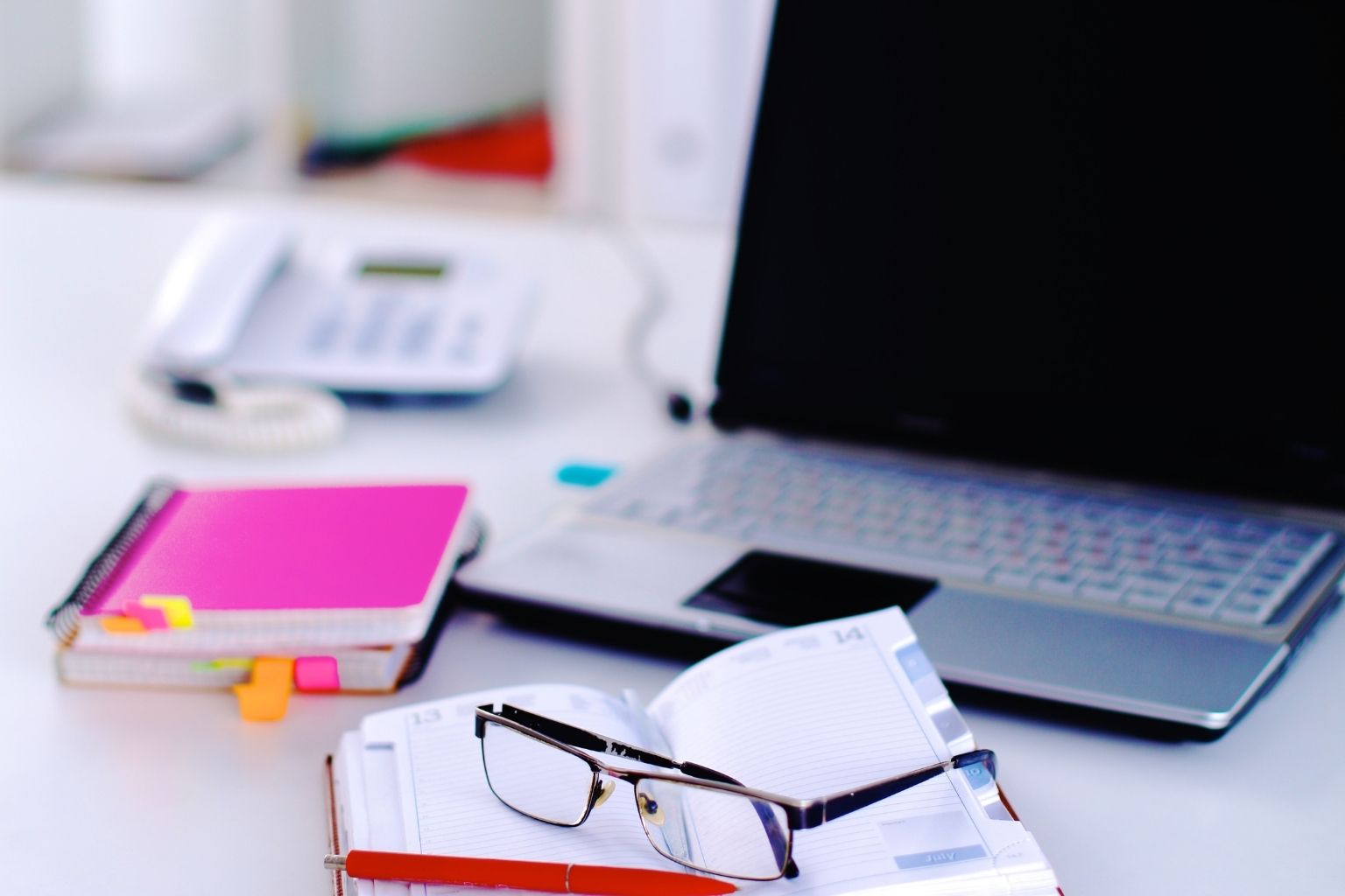 会議室での打ち合わせ風景